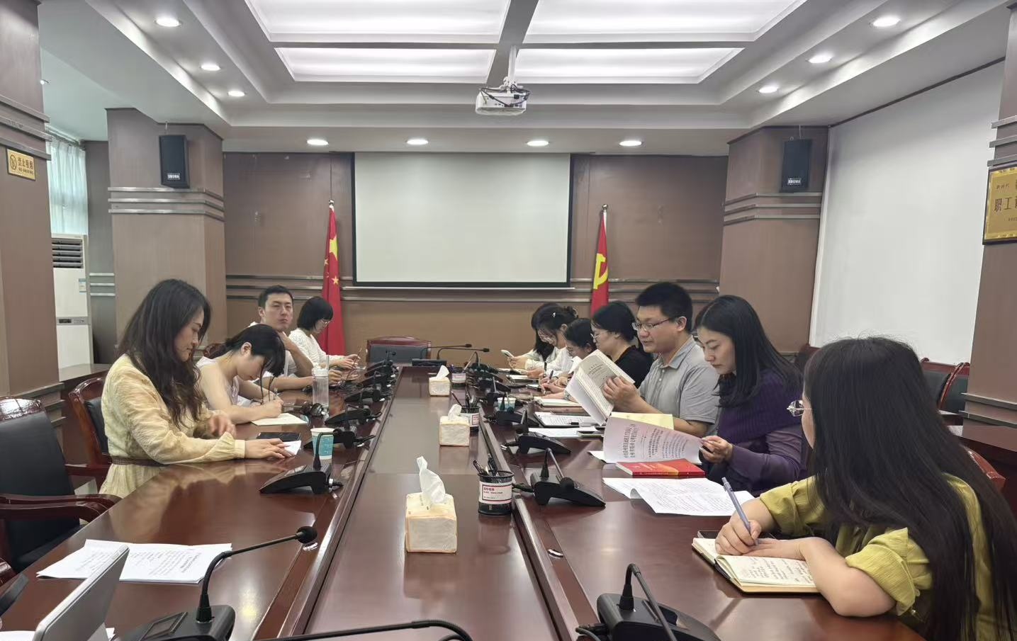 贵州省社会科学院召开青年理论学习小组会议
