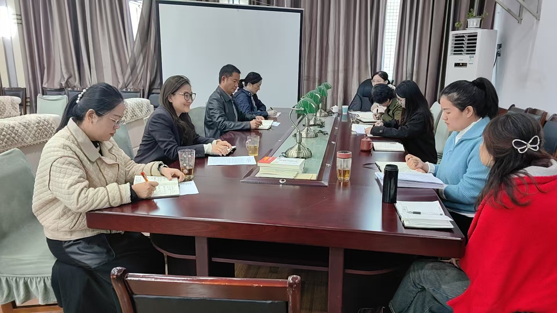 贵州省社会科学院科研智库联合党支部开展学习贯彻党的二十届四中全会精神暨“加快科研体制改革　提升科研创新能级”主题党日活动